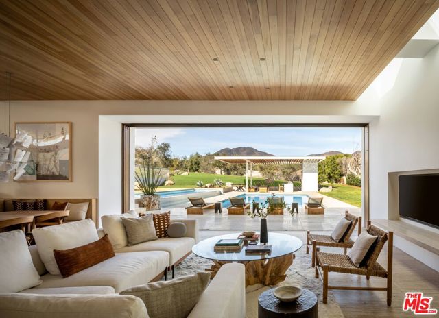 28837 Selfridge Drive, Malibu CA: https://media.crmls.org/mediaz/fd069967-4c3f-4d71-b3a2-3e918df0ffb9.jpg