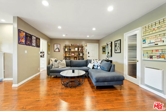 12955 Riverside Drive, Sherman Oaks CA: https://media.crmls.org/mediaz/fd06a336-1925-40b2-b2fc-f9a7713df8a0.jpg