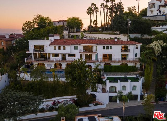4733 Bonvue Avenue, Los Angeles CA: https://media.crmls.org/mediaz/fd06a47d-3189-4d00-9839-6ffa40dcbc25.jpg