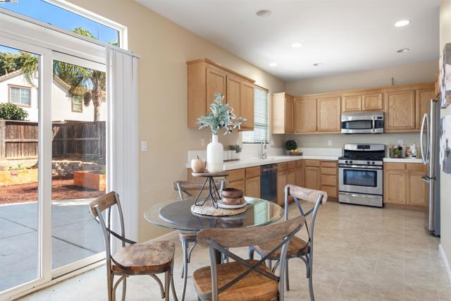 181 Maidenhair St, Pittsburg CA: https://media.crmls.org/mediaz/fd06e6cb-fe65-434f-a501-4cd7e9a47d61.jpg