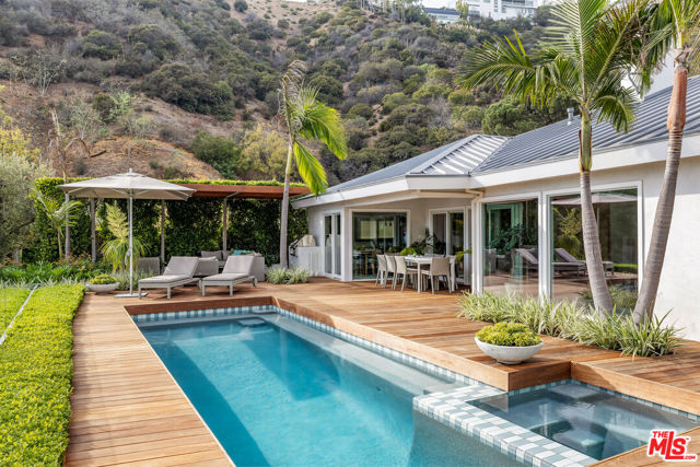 8814 Pinto Place, Los Angeles CA: https://media.crmls.org/mediaz/fd07524e-d3c3-4084-a604-f6763274d3d3.jpg