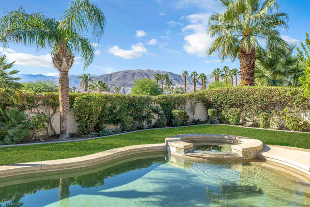 29 Calle La Reina, Rancho Mirage CA: https://media.crmls.org/mediaz/fd07ca62-9700-4324-8385-abeb4c6450a4.jpg