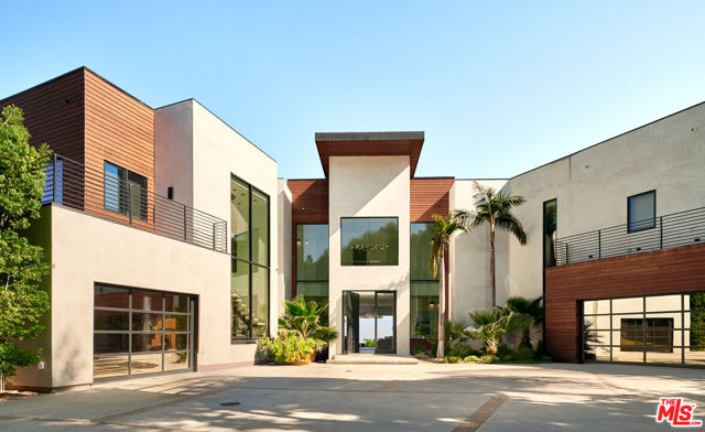 13331 Mulholland Drive, Beverly Hills CA: https://media.crmls.org/mediaz/fd0830ba-a9f7-453c-8f18-5080794bb644.jpg