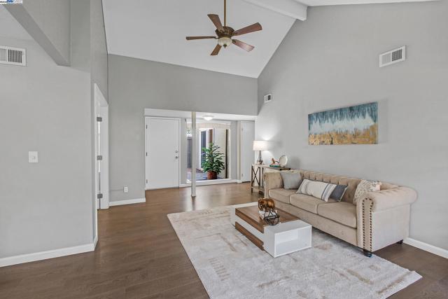 1328 Star Bush Ln, San Jose CA: https://media.crmls.org/mediaz/fd091545-cb71-4dfb-980c-46ac8b132223.jpg