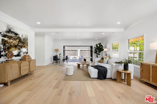 832 S Plymouth Boulevard, Los Angeles CA: https://media.crmls.org/mediaz/fd096bca-53aa-49e8-838a-992df7b2664e.jpg