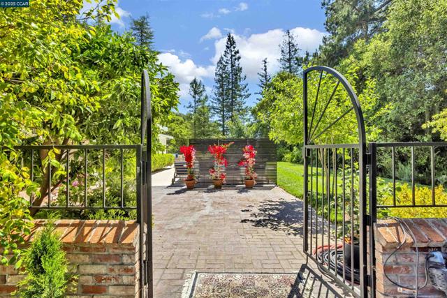 18 Van Tassel Ln, Orinda CA: https://media.crmls.org/mediaz/fd0aa6ea-9ca1-4608-a4be-4a034a68e532.jpg