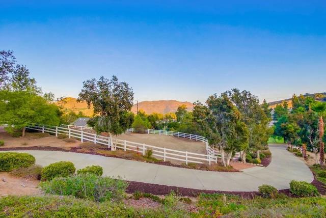 2543 Daisy Ln, Fallbrook CA: https://media.crmls.org/mediaz/fd0b7d18-52b7-4242-8047-92fe6538ba72.jpg