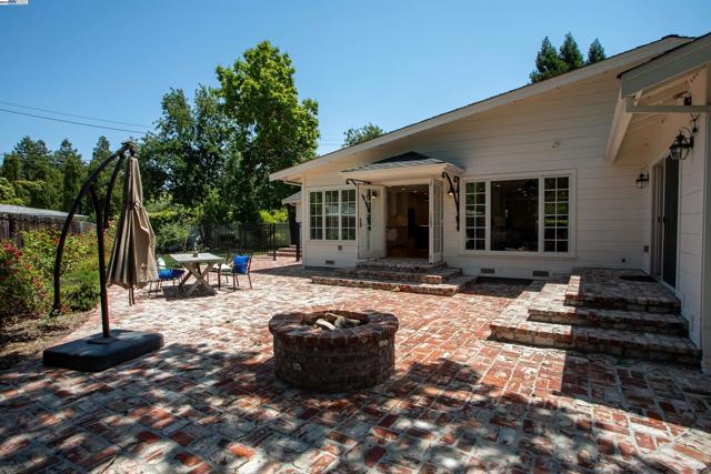 3252 Woodview Dr, Lafayette CA: https://media.crmls.org/mediaz/fd0bc490-8266-4f87-b0a5-0795c560216e.jpg