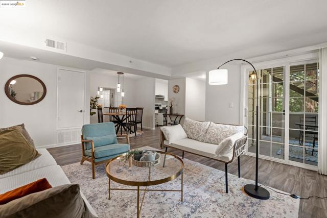 520 Canyon Oaks, Oakland CA: https://media.crmls.org/mediaz/fd0bca98-aa6e-4e69-b920-f2e027c6e477.jpg
