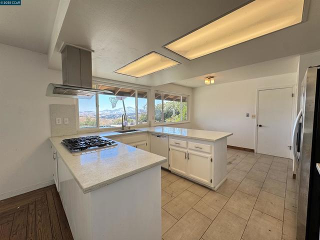 269 Birchwood Dr, Moraga CA: https://media.crmls.org/mediaz/fd0d1bae-0fd1-4d7f-9a62-e59e19fda336.jpg
