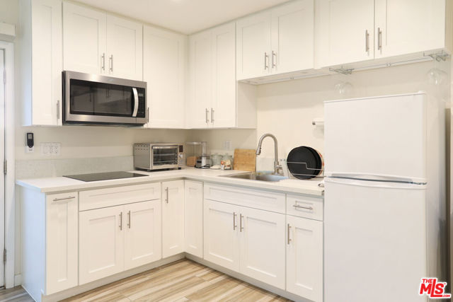 4427 Alumni Avenue, Los Angeles CA: https://media.crmls.org/mediaz/fd0d4880-009f-4265-80bd-ca9ea2073082.jpg