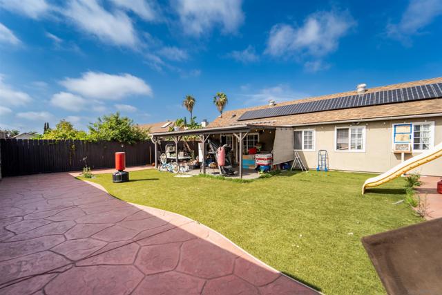 1260 Finch Pl, Chula Vista CA: https://media.crmls.org/mediaz/fd0d53d8-c817-466a-88e1-8da37cb94c52.jpg