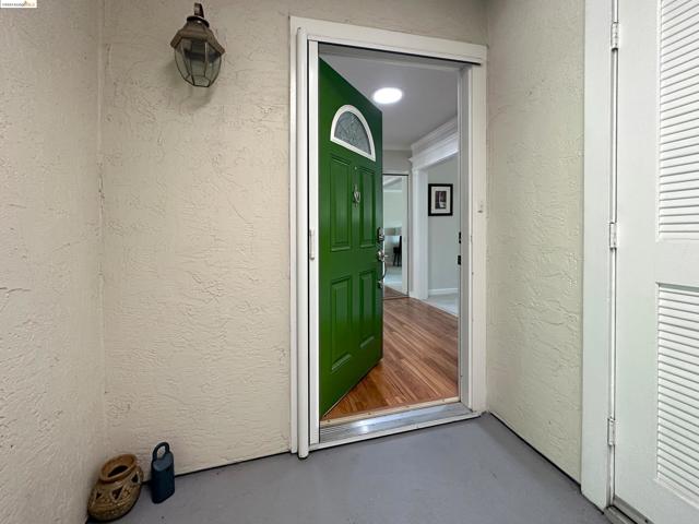 1910 Skycrest Dr, Walnut Creek CA: https://media.crmls.org/mediaz/fd0d870e-ff11-42f2-b679-2e622b852627.jpg