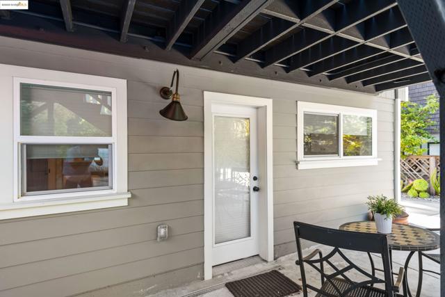6528 Dover St, Oakland CA: https://media.crmls.org/mediaz/fd0e2164-8711-4899-9f4a-408f9801e260.jpg