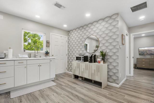 131 H Avenue, Coronado CA: https://media.crmls.org/mediaz/fd0e6d71-4570-418b-849d-410d802b1b68.jpg