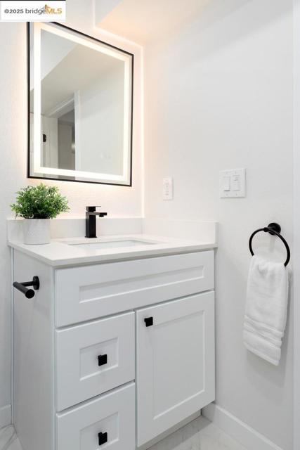 1515 Hampel St, Oakland CA: https://media.crmls.org/mediaz/fd0eb30a-7575-4c76-9a0b-be804ada3f86.jpg