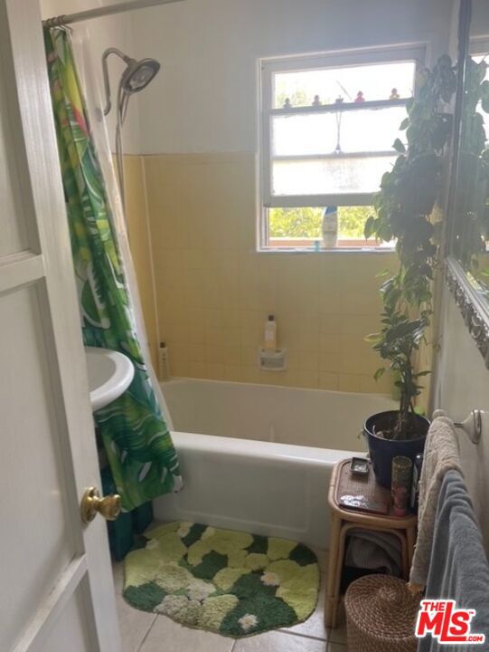 4426 Finley Avenue, Los Angeles CA: https://media.crmls.org/mediaz/fd10f7c4-43bc-4698-9847-9657c2ee9e05.jpg