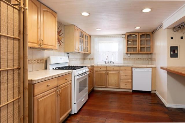 21130 E Cliff Drive, Santa Cruz CA: https://media.crmls.org/mediaz/fd11ac64-19aa-4e6a-afec-f45115312b1c.jpg
