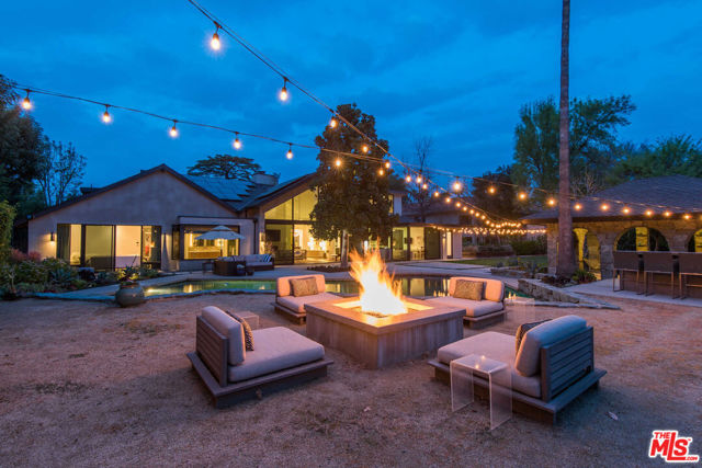 17352 Magnolia Boulevard, Encino CA: https://media.crmls.org/mediaz/fd1285ef-abc2-4c32-a41b-41731c3b5ba2.jpg