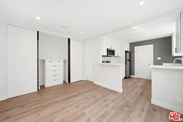 522 - 532 Idaho Avenue, Santa Monica CA: https://media.crmls.org/mediaz/fd12e434-e4cc-4160-b0d0-1248d77502d2.jpg