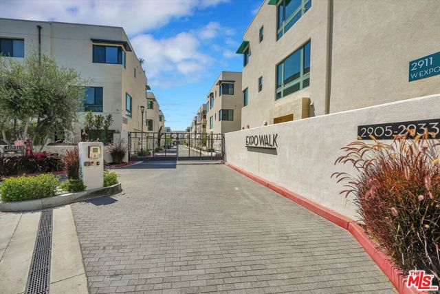2927 Exposition Place, Los Angeles CA: https://media.crmls.org/mediaz/fd131173-b5f5-4b2b-8e03-45acef69423d.jpg