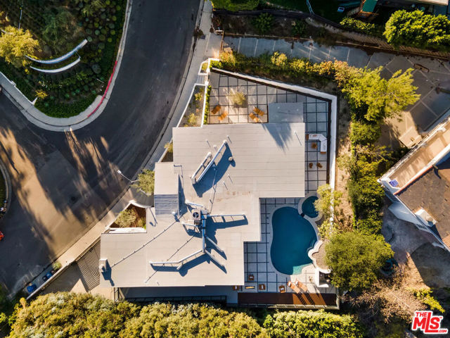 2600 Zorada Drive, Los Angeles CA: https://media.crmls.org/mediaz/fd13883d-c304-4aad-83c9-2c2571c15d12.jpg