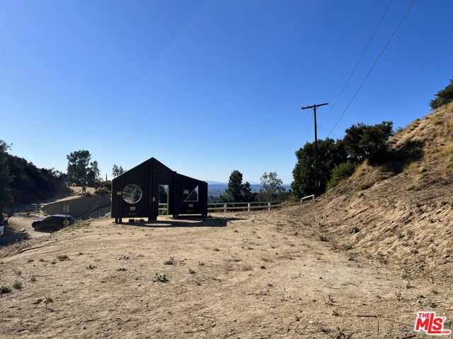 6101 Mulholland Highway, Los Angeles CA: https://media.crmls.org/mediaz/fd13b9b6-b83a-49d6-9243-2e1e7dc59345.jpg