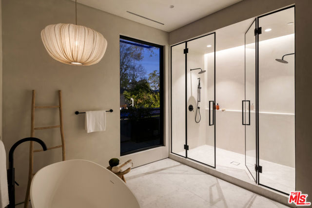 4165 Nagle Avenue, Sherman Oaks CA: https://media.crmls.org/mediaz/fd143b1c-edfc-43fd-872f-01389f4529d0.jpg