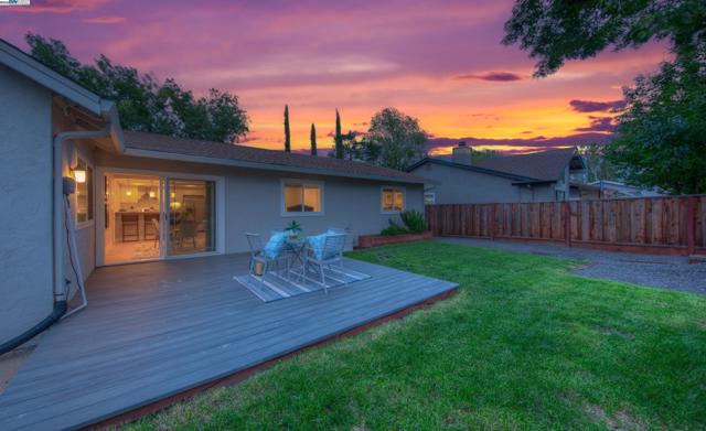 1392 Springview Ct., Concord CA: https://media.crmls.org/mediaz/fd144d11-54e0-45e6-8927-05ede357f520.jpg