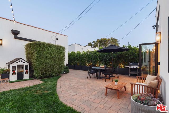 1225 S Cloverdale Avenue, Los Angeles CA: https://media.crmls.org/mediaz/fd150d35-425f-4d61-a9a4-58b64c724bcb.jpg