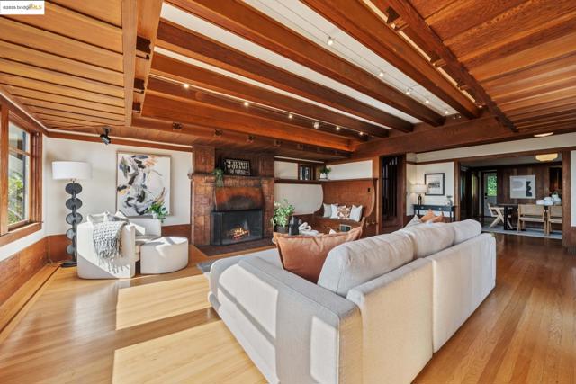 1309 Arch St, Berkeley CA: https://media.crmls.org/mediaz/fd15b66f-ca16-4f7c-8774-3939e1faec32.jpg