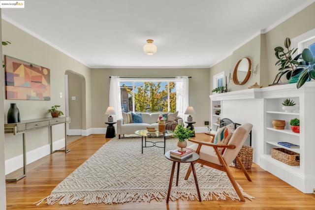 3671 38th Ave, Oakland CA: https://media.crmls.org/mediaz/fd15ca35-130d-44e8-b37a-a7908af4fb24.jpg