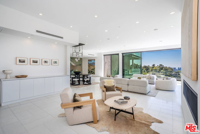 9406 Lloydcrest Drive, Beverly Hills CA: https://media.crmls.org/mediaz/fd1629b6-48ff-4e96-8c72-8cf57c1a6798.jpg