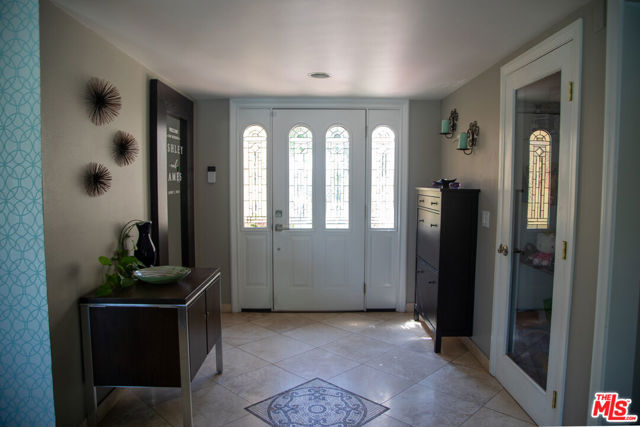 12818 Neon Way, Granada Hills CA: https://media.crmls.org/mediaz/fd170719-79fb-4620-95ed-a46f75500574.jpg