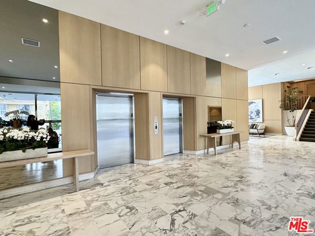 999 N Doheny Drive, West Hollywood CA: https://media.crmls.org/mediaz/fd185dc5-d337-4175-b94b-cddc155dcc1c.jpg