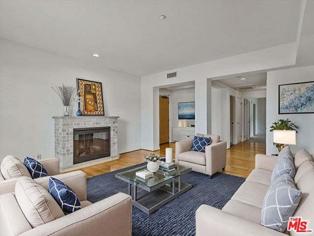 320 S Willaman Drive, Los Angeles CA: https://media.crmls.org/mediaz/fd18d846-eea2-4fdb-9091-dab7c80e12a1.jpg