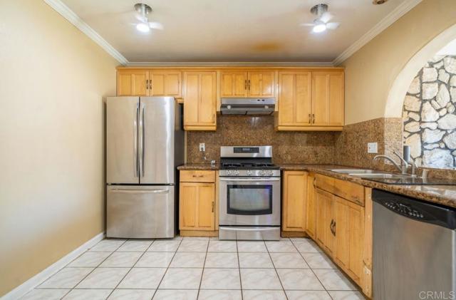 10181 Mayor Circle, San Diego CA: https://media.crmls.org/mediaz/fd1991a4-f940-4191-b05c-fb3f2513845a.jpg