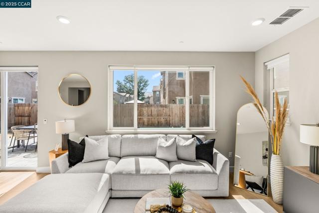 612 Farmstead Drive, Vacaville CA: https://media.crmls.org/mediaz/fd19bf76-9956-42b4-a7ac-8d6271790a2d.jpg
