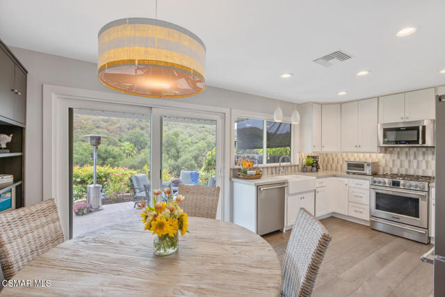464 W Avenida De Las Flores, Thousand Oaks CA: https://media.crmls.org/mediaz/fd1a28b9-7817-4640-986e-f3907ceef15a.jpg