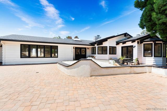 13953 Sagewood Dr, Poway CA: https://media.crmls.org/mediaz/fd1a44e9-e40f-4fdc-96d6-2f754552ac8b.jpg