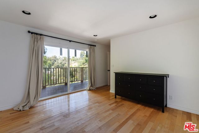 2344 Sunset Heights Drive, Los Angeles CA: https://media.crmls.org/mediaz/fd1b0335-e2df-4754-9b0a-281d173c3e1a.jpg