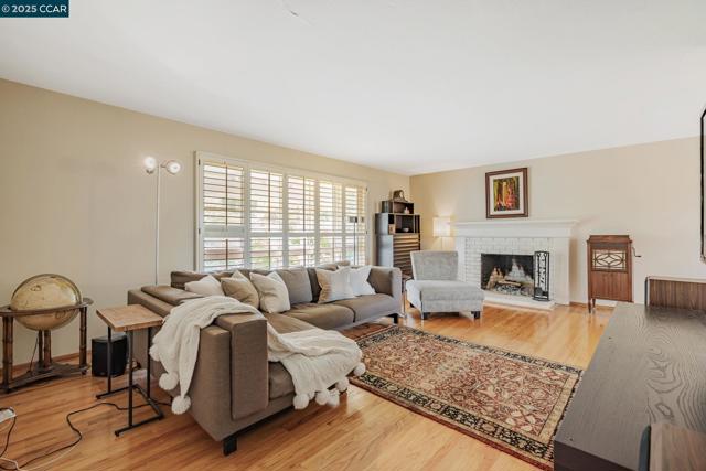 92 Gaywood Pl, Moraga CA: https://media.crmls.org/mediaz/fd1ba254-12c5-4cc0-8ff3-ca27df22537e.jpg
