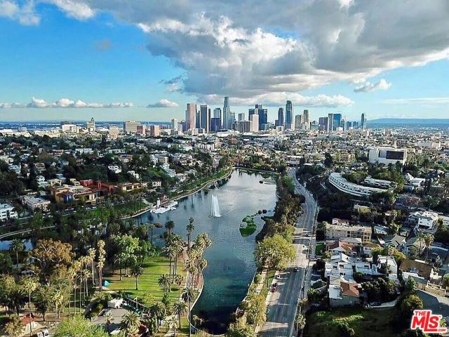 834 Laguna Avenue, Los Angeles CA: https://media.crmls.org/mediaz/fd1c8003-061e-4988-9874-8944687453f5.jpg