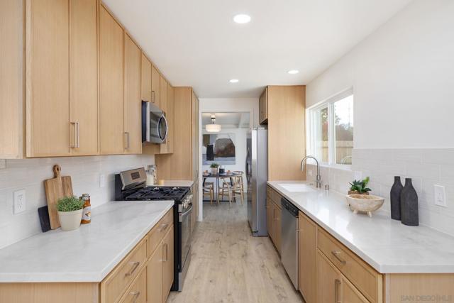 4626 4628 Derrick dr, San Diego CA: https://media.crmls.org/mediaz/fd1c81c7-58be-48bb-be23-9041b6208116.jpg