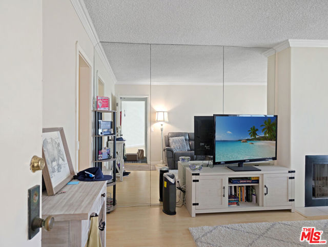 1538 11th Street, Santa Monica CA: https://media.crmls.org/mediaz/fd1df7c7-0edd-4567-a15c-3efa1663cfec.jpg
