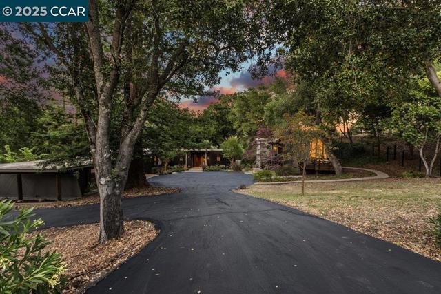 39 El Toyonal, Orinda CA: https://media.crmls.org/mediaz/fd1fa386-b1ea-4066-9a0e-694dd666c3cd.jpg