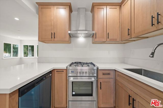 701 Oxford Avenue, Marina del Rey CA: https://media.crmls.org/mediaz/fd20abc6-f7da-4774-9f71-f7a62e4f227a.jpg
