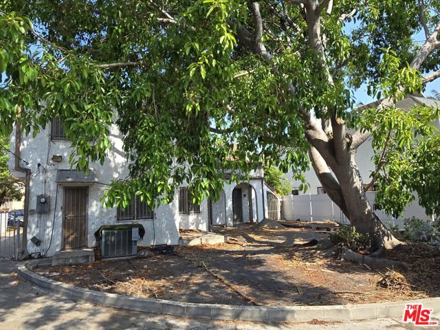 143 S Highland Avenue, Los Angeles CA: https://media.crmls.org/mediaz/fd211c26-e2d7-4067-b45d-bf488f203612.jpg