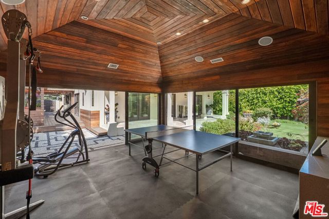 516 Lincoln Boulevard, Santa Monica CA: https://media.crmls.org/mediaz/fd2123d9-1085-4170-8e6a-3ef6cab2ec2d.jpg