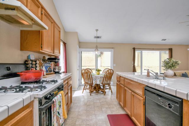 1218 Fetzer Ln, Oakley CA: https://media.crmls.org/mediaz/fd212d0d-fa8a-4c46-9bda-d8887b4d7e3e.jpg